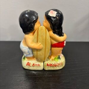 Hawaiian Couple Salt and Pepper Shakers aloha Hawaii kissing